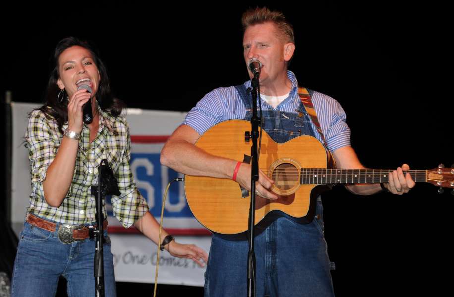 US_Navy_100704-A-9737A-060_The_country_music_group,_Joey_and_Rory,_perform_for_service_members_at_Joint_Task_Force_Guantanamo